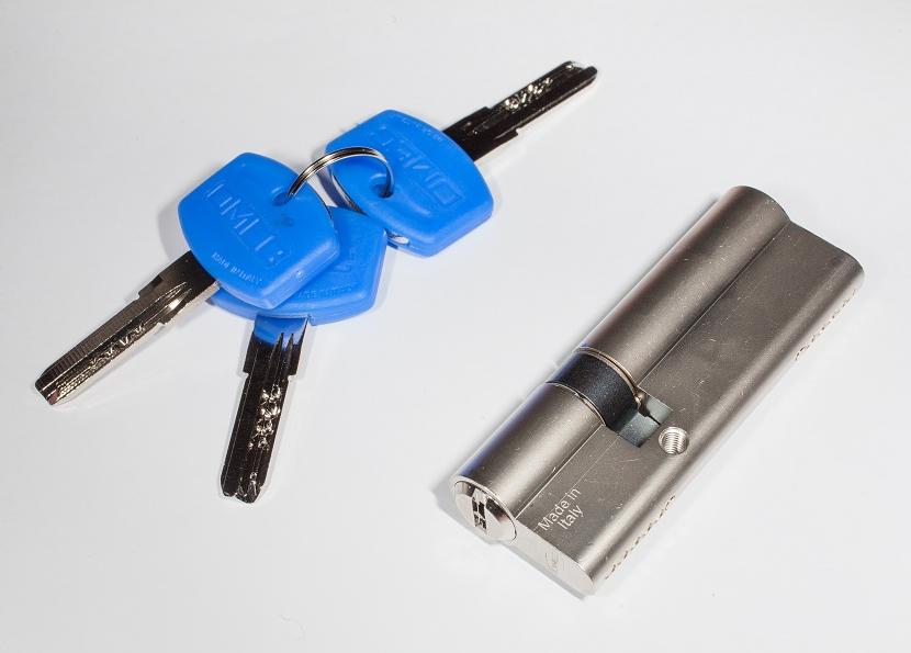 Цилиндровый механизм ключ ключ 30х55 Omec OM2120/23BH ключ синий